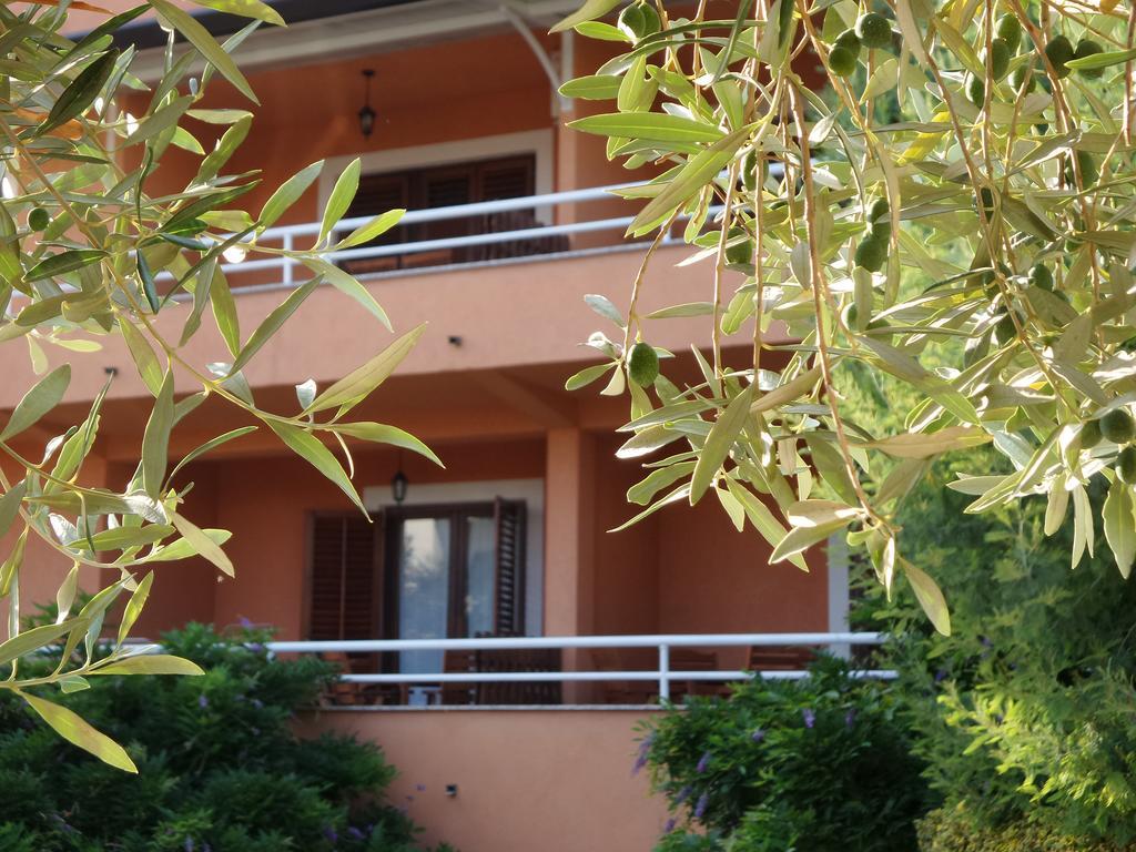 Apartmani Lina ウマグ エクステリア 写真